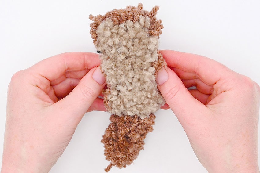 pom pom otter crochet yarn craft instruction image 26