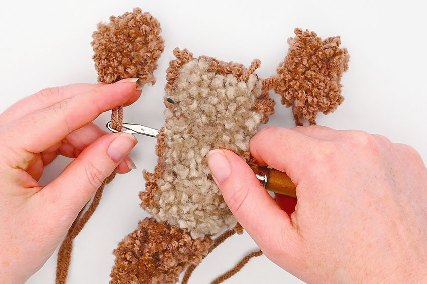 pom pom otter crochet yarn craft instruction image 27