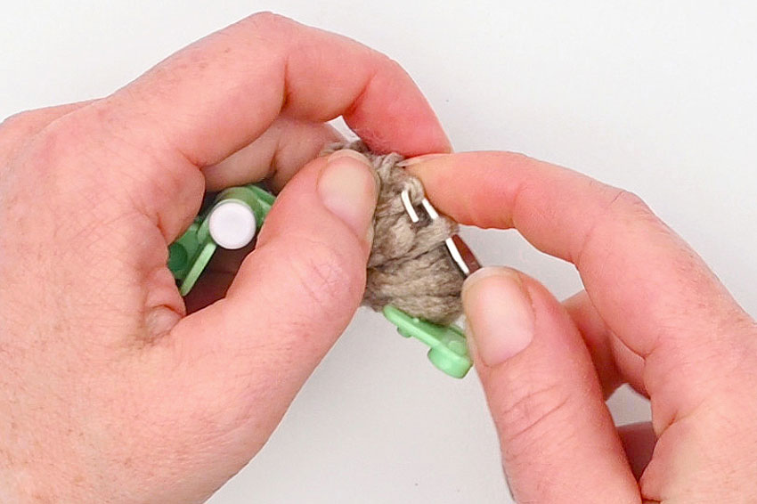 pom pom otter crochet yarn craft instruction image 3
