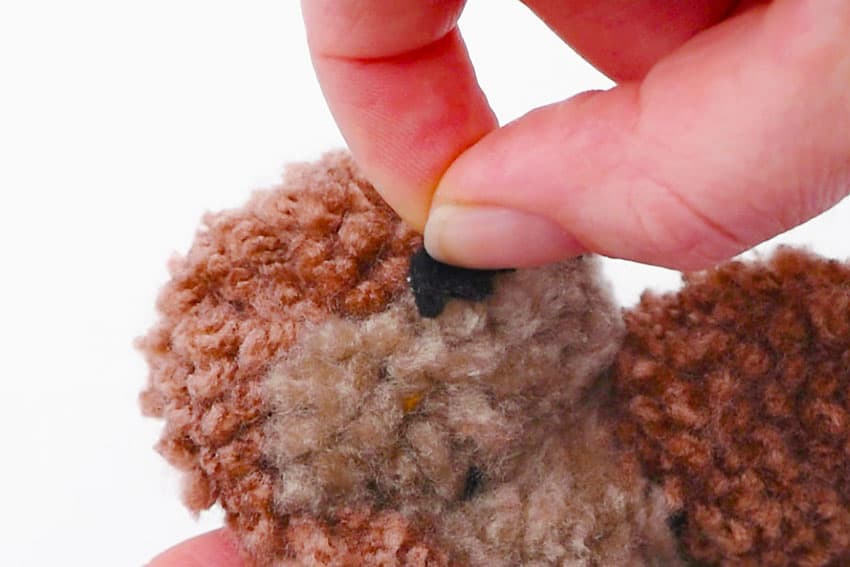 pom pom otter crochet yarn craft instruction image 31