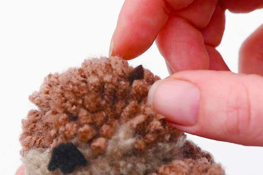 pom pom otter crochet yarn craft instruction image 32