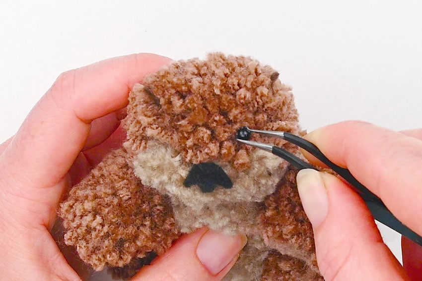 pom pom otter crochet yarn craft instruction image 33