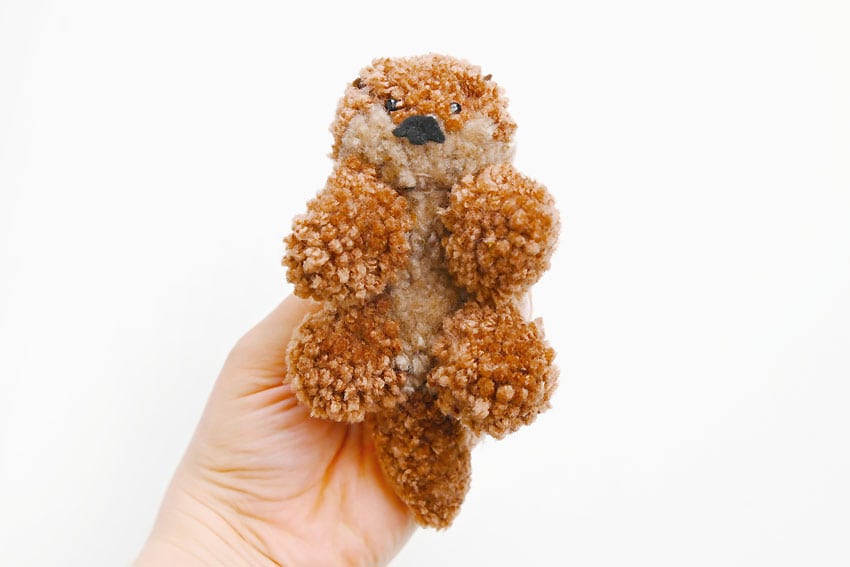 pom pom otter crochet yarn craft instruction image 34