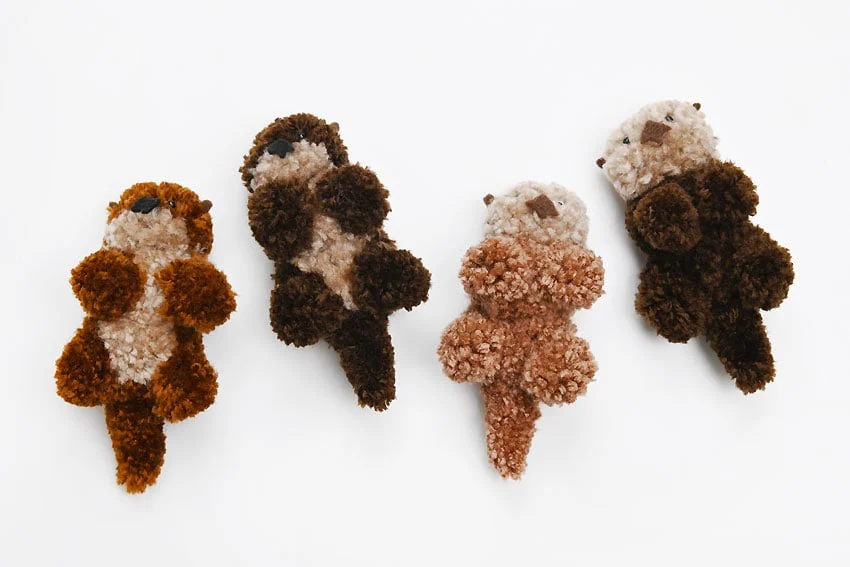 pom pom otter crochet yarn craft instruction image 35