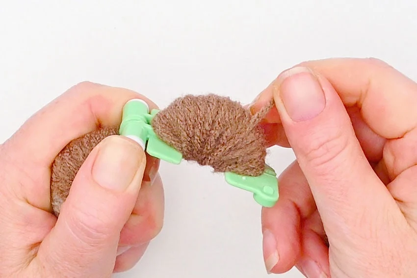 pom pom otter crochet yarn craft instruction image 4