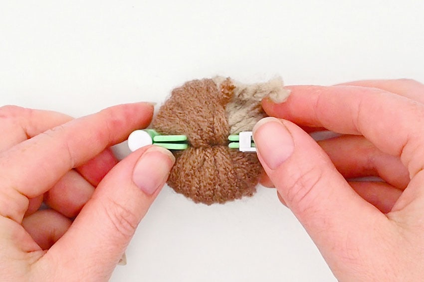 pom pom otter crochet yarn craft instruction image 5