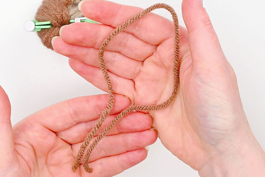 pom pom otter crochet yarn craft instruction image 6