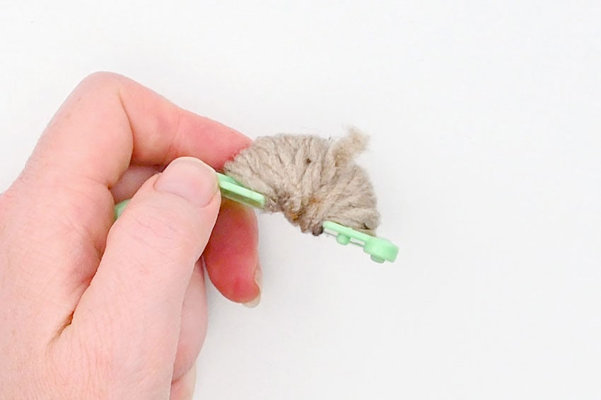 pom pom otter crochet yarn craft instruction image 9