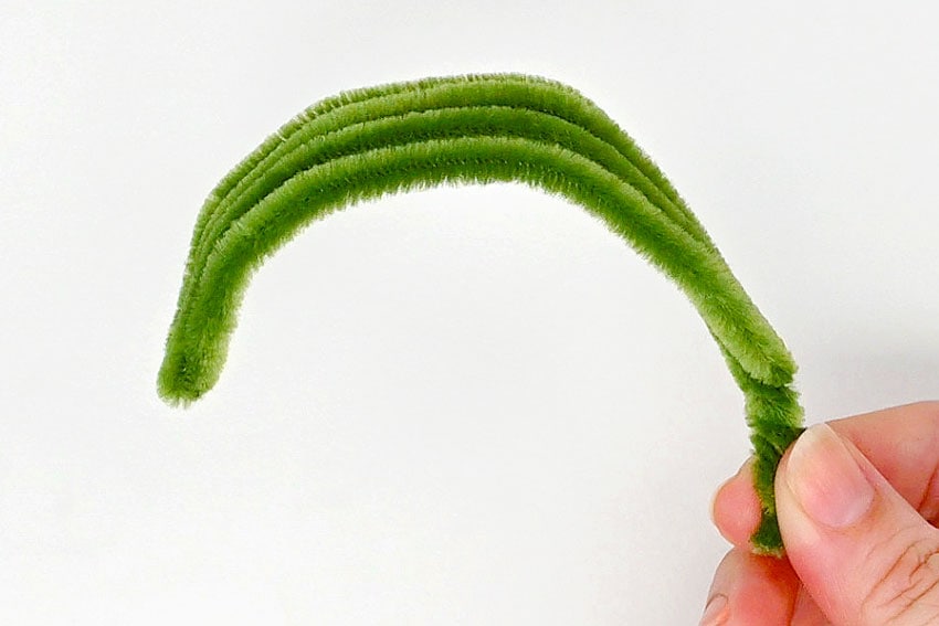 pipe cleaner tulip kids craft instruction image 14